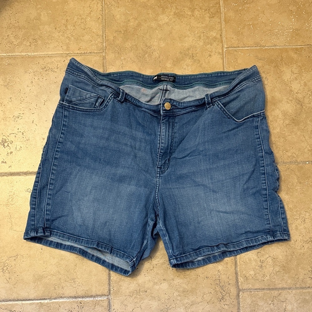 Lee Women's Modern mid rise fit 20W Blue denim Jean Shorts